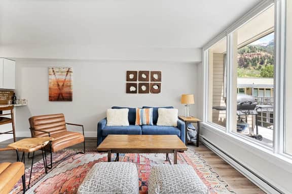 The Valley Vista: Top floor unit w/ views & hot tub