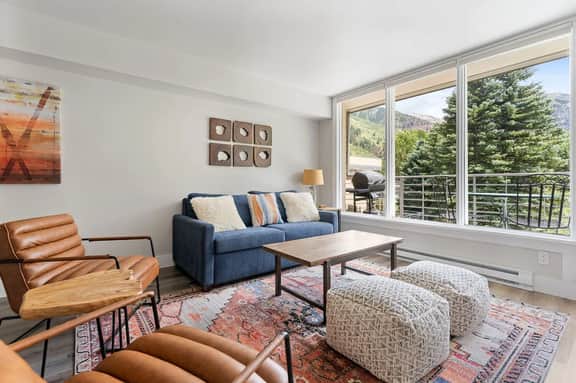 The Valley Vista: Top floor unit w/ views & hot tub