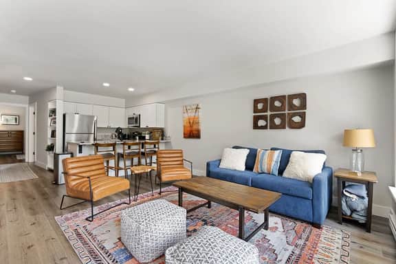 The Valley Vista: Top floor unit w/ views & hot tub