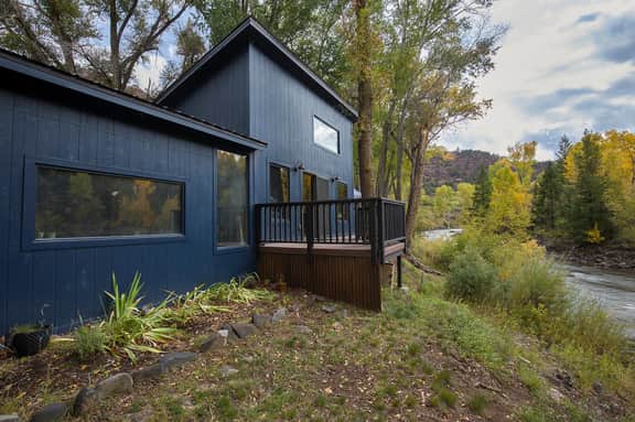 Casita Rio: Private Riverside Retreat w/ Hot Tub