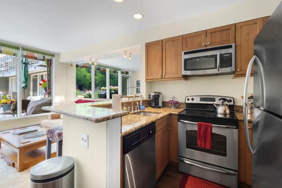 Parkside Place: 1 bdrm w/ hot tub & epic views!
