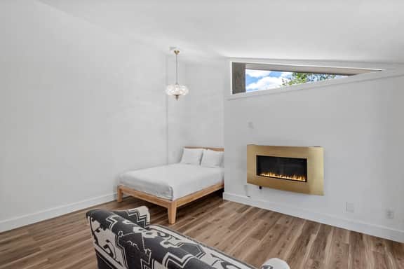 Studio 106: Hot Tub, Patio & Parking