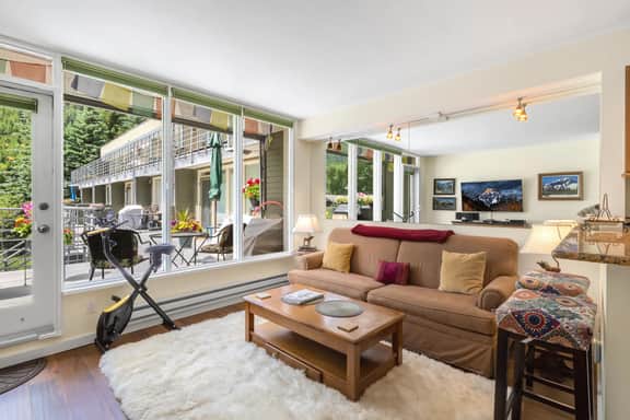 Parkside Place: 1 bdrm w/ hot tub & epic views!