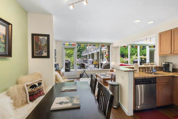 Parkside Place: 1 bdrm w/ hot tub & epic views!