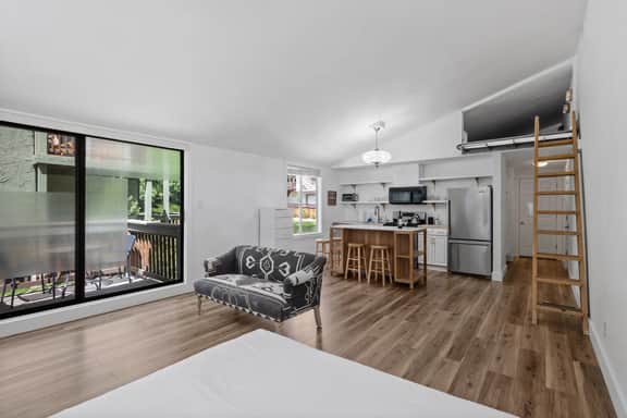 Studio 106: Hot Tub, Patio & Parking