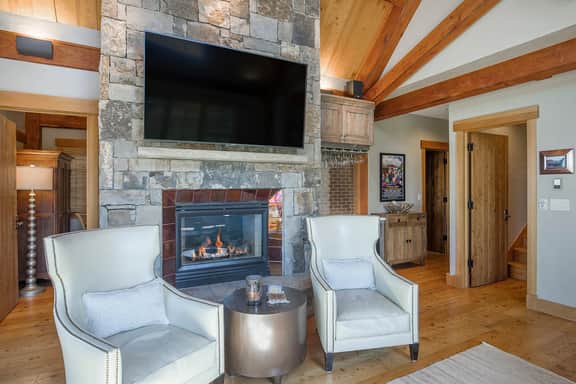 Ultimate Mountain Retreat: Fireplace, Hot Tub, Views!