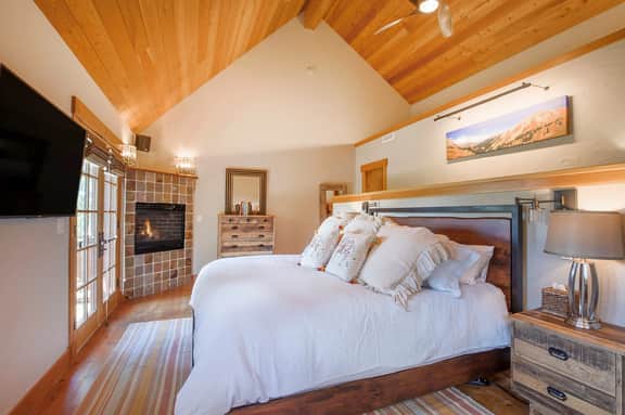 Ultimate Mountain Retreat: Fireplace, Hot Tub, Views!