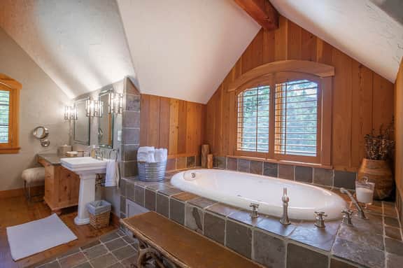 Ultimate Mountain Retreat: Fireplace, Hot Tub, Views!