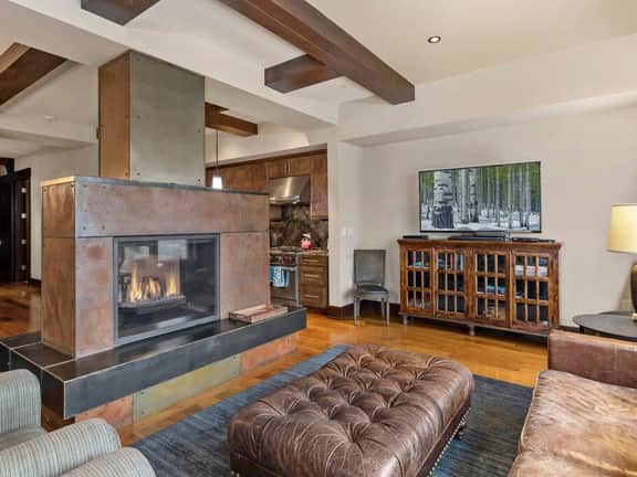 Elkstone: Hot tub, fireplace, views OH MY!