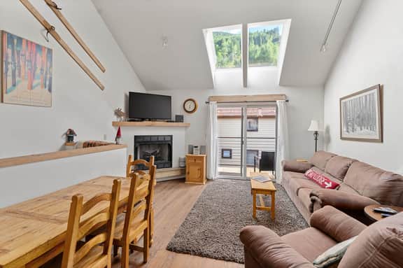 Double Diamond 9: Ski in/out, hot tub, fireplace, views!