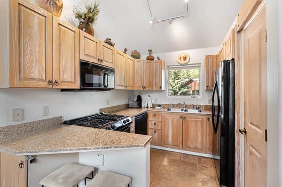 Double Diamond 9: Ski in/out, hot tub, fireplace, views!