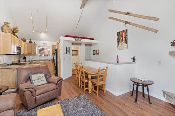 Double Diamond 9: Ski in/out, hot tub, fireplace, views!