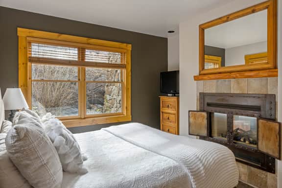 Ski Side Retreat: Soak, Ski, Sip