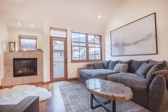 Owl Meadows: Luxe Design & Space
