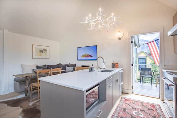 Downtown Dahl Haus: 2 bed/2 bath