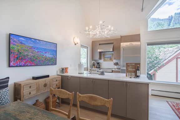 Downtown Dahl Haus: 2 bed/2 bath