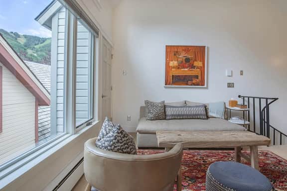 Downtown Dahl Haus: 2 bed/2 bath