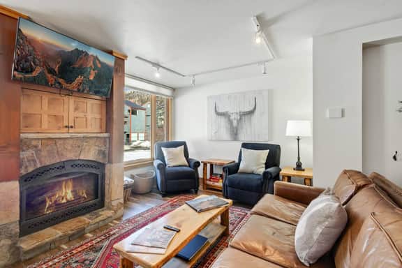 Top Notch: Fireplace & Hot Tub