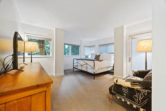 The Ice House: Luxury & Location w/ pool & hot tub
