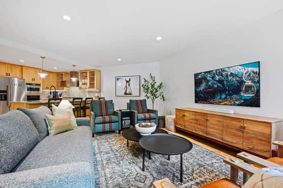 The Ice House: Luxury & Location w/ pool & hot tub