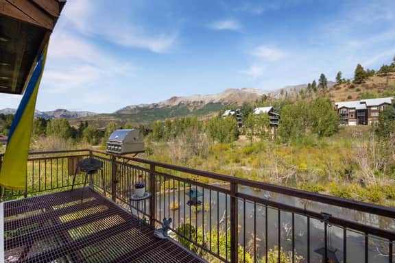 The Westerner: Cozy Cabin-Style Steps to Skiing!