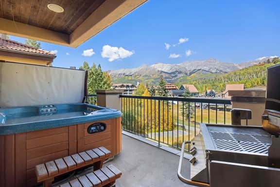 Dakota Place: Ski In/Out w/ Hot Tub & Fireplace