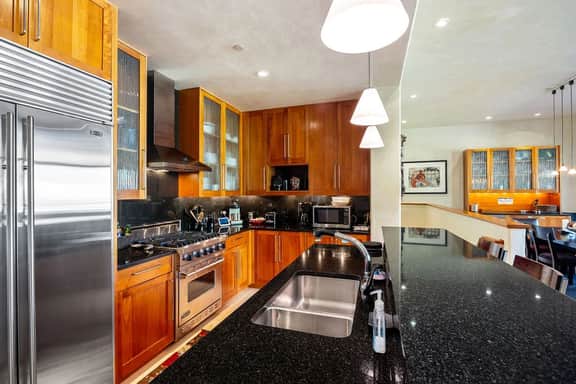Dakota Place: Ski In/Out w/ Hot Tub & Fireplace