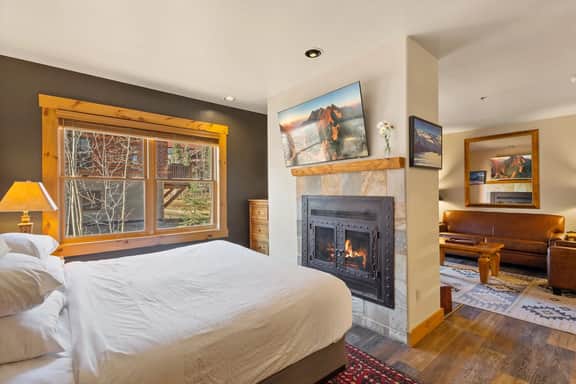 Lodge Life: Deluxe Ski IN/OUT studio w/ fireplace!