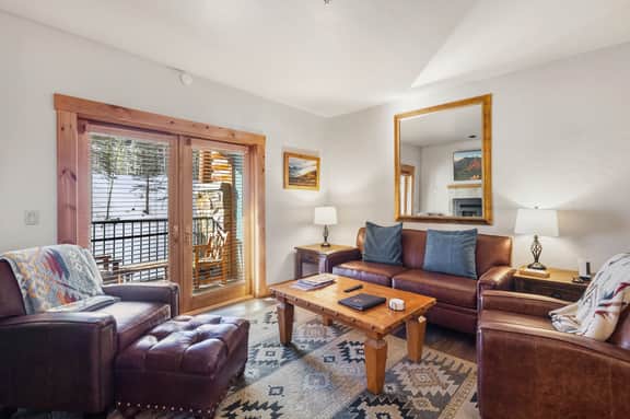 Lodge Life: Deluxe Ski IN/OUT studio w/ fireplace!