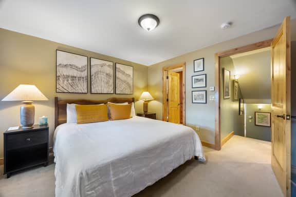 Cozy, Central 3BR Gem: Hot Tub + Fireplace