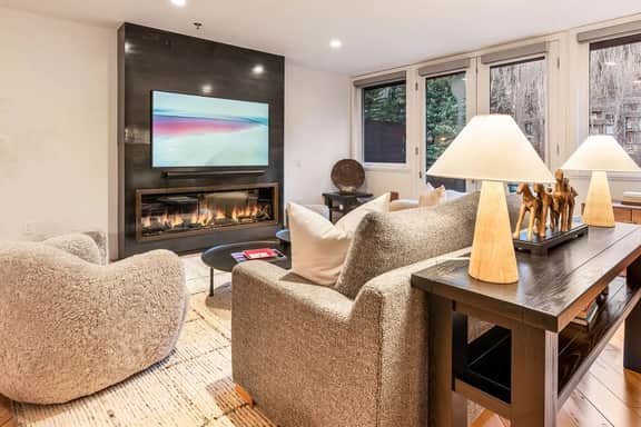 The Ice House: Luxury & Location w/ pool & hot tub