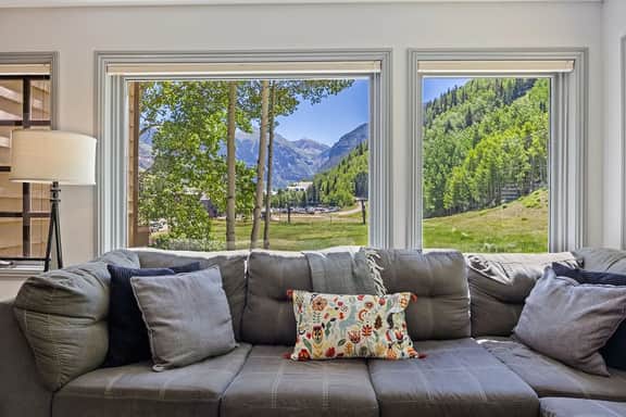 Ski Vista: TRUE Ski in/out with pool & hot tub!