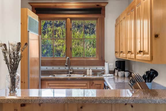 Log Cabin Getaway, 3BR/3BA, Fireplace/Deck/Central - Image 4