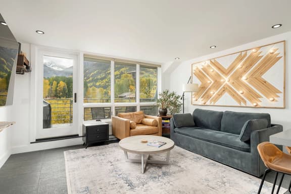 Box Canyon Boutique: Front Row Mountains & Music