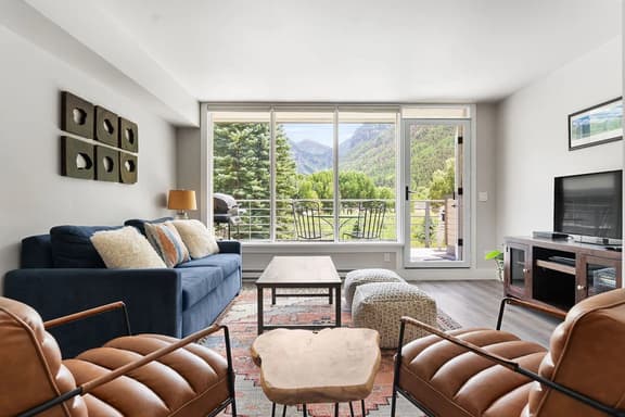 The Valley Vista: Top floor unit w/ views & hot tub