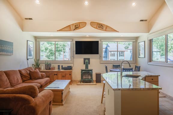 Ballard Boutique: Sunny & Spacious w/ hot tub!