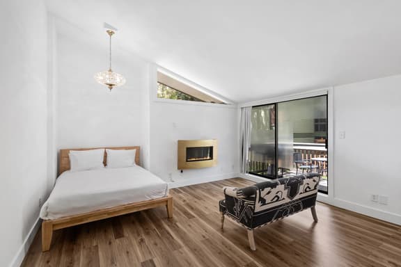 Studio 106: Hot Tub, Patio & Parking