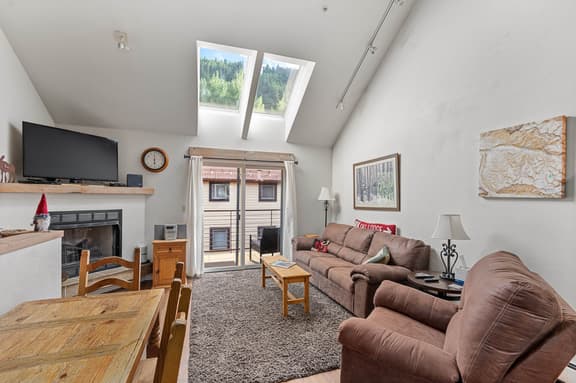 Double Diamond 9: Ski in/out, hot tub, fireplace, views!
