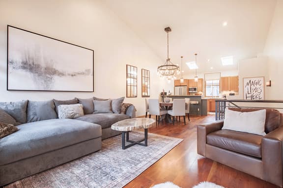 Owl Meadows: Luxe Design & Space