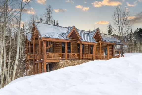 Double Cabins Chalet: Cozy Ski In/Out Cabin