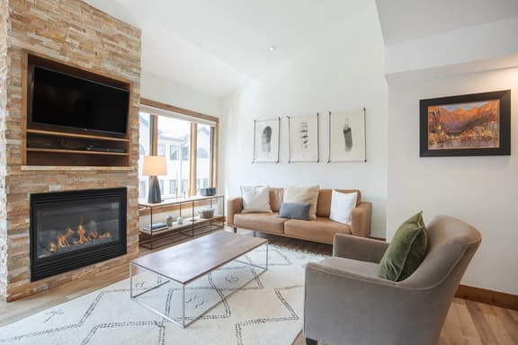 Slopeside: Steps to skiing w/ hot tub & fireplace!