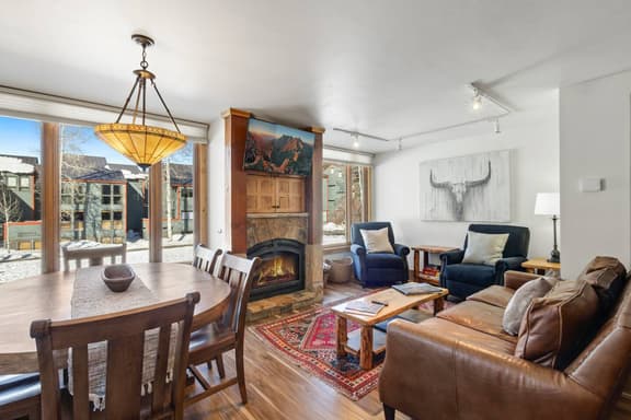 Top Notch: Fireplace & Hot Tub