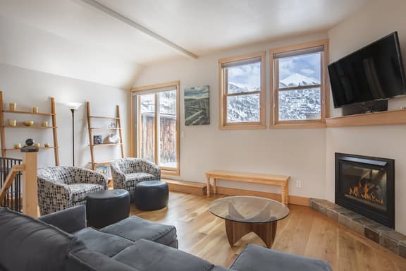 Livery Loft: Mountains on Main