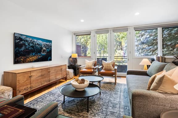 The Ice House: Luxury & Location w/ pool & hot tub