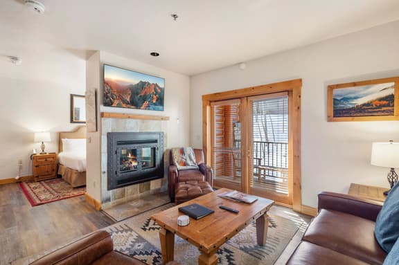 Lodge Life: Deluxe Ski IN/OUT studio w/ fireplace!