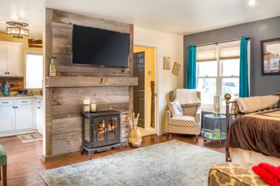 The Dahl Cottage: Cozy Studio Steps to Gondola