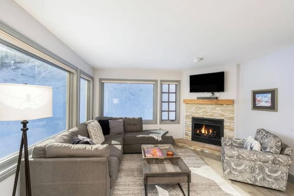 Ski Vista: TRUE Ski in/out with pool & hot tub!