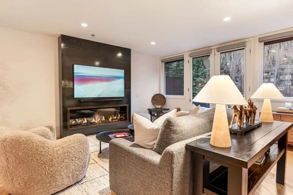 The Ice House: Luxury & Location w/ pool & hot tub