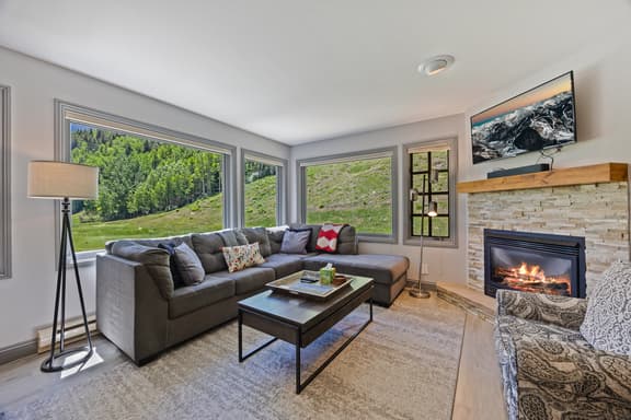Ski Vista: TRUE Ski in/out with pool & hot tub!