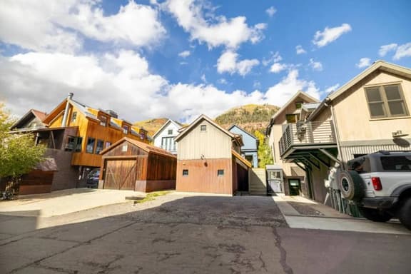 Backstreet Boutique: Steps to Skiing & Main Street